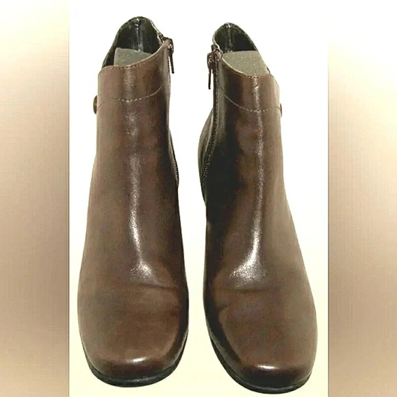 Clarks 11 Brown Leather Classic Chic Mod Retro Ankle Bootie - Picture 3 of 7